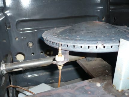 Cặp nhiệt điện gần một vòi đốt khí Cặp nhiệt điện gần một vòi đốt khí