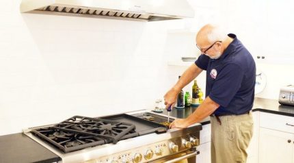 Specijalist popravlja plinsku peć Specijalist popravlja plinsku peć