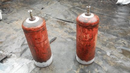 Mga silindro ng gas na may frozen na ibaba Mga silindro ng gas na may frozen na ibaba