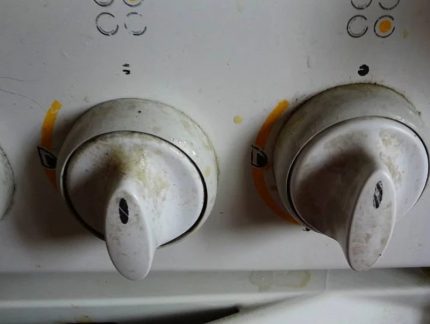 Poignées de poêle à gaz graisseuses