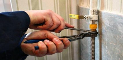 Memutuskan keluar fleksibel dari paip gas Mudah mencabut dapur dari gas