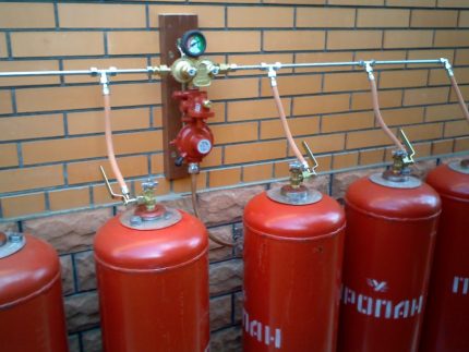 Koneksyon ng ilang mga silindro ng gas sa pamamagitan ng isang rampa ng metal Koneksyon ng ilang mga silindro ng gas sa pamamagitan ng isang rampa ng metal
