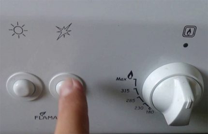 Ang pindutan ng pag-aapoy ng kalan ng gas