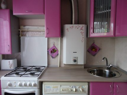 Isang halimbawa ng isang maayos na interior sa kusina Isang halimbawa ng isang maayos na interior sa kusina