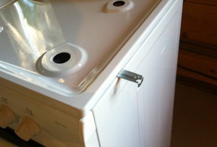 Release latch when removing cover Release latch when removing cover