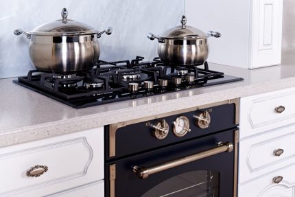 Table de cuisson à gaz avec casseroles Table de cuisson à gaz avec casseroles