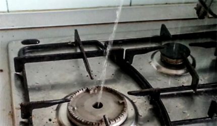 Air dan bukannya gas mengalir dari pembakar Air dan bukannya gas mengalir dari pembakar