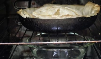 Πιάτο με νερό στην κάτω βαθμίδα του φούρνου Πιάτο με νερό στην κάτω βαθμίδα του φούρνου