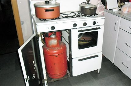 Gas cylinder in a special compartment of the stove Gas cylinder in a special compartment of the stove
