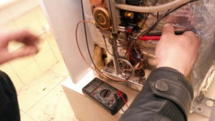 Sinusuri ang electrics ng gas boiler pagkatapos ng flush Sinusuri ang mga de-koryenteng koneksyon ng gas boiler