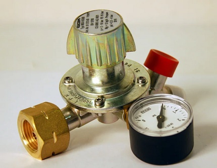 Gas pressure regulator with adjusting screw Gas pressure regulator with adjusting screw