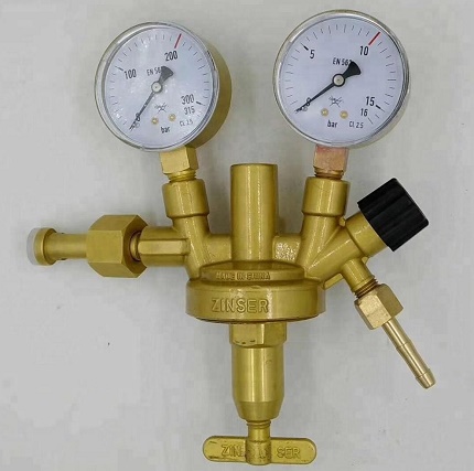 Gearbox with two pressure gauges