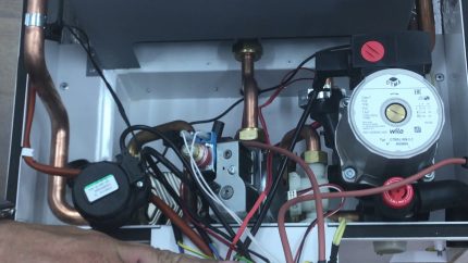 Ang boiler na naka-mount na Lemax ay na-disassembled