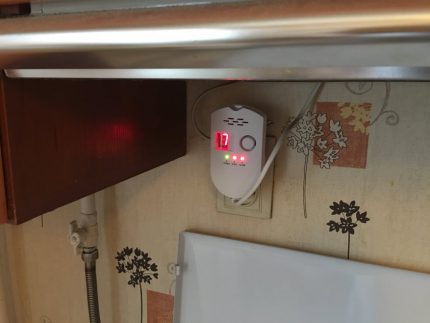 Ang pag-mount ng isang sensor ng leak sensor sa itaas ng kalan Ang pag-mount ng isang sensor ng leak sensor sa itaas ng kalan