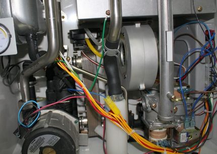 Tagahanga ng boiler ng gas na si Navien Tagahanga ng boiler ng gas na si Navien