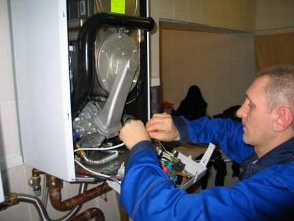 Gumagawa si Gasman sa isang boiler Gumagawa si Gasman sa isang boiler