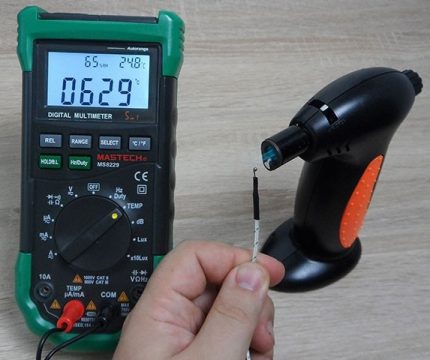 Pagsukat na may isang portable multimeter Hawakang multimeter