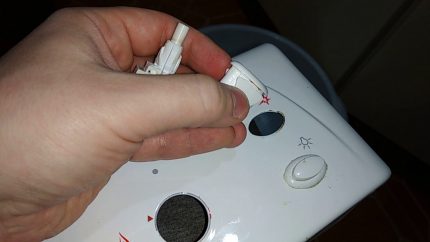 Removing the electric ignition button Remove the electric ignition button