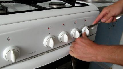 Remove the handle from the stove Remove the handle from the stove