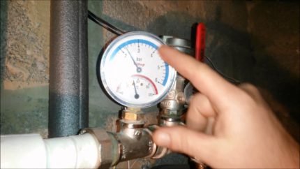 The heating system pressure gauge is installed on the pipeline Heating system pressure gauge