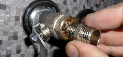 Set-up for connecting pipes or fittings Threaded connection