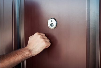 Knocking on the door instead of ringing Knocking on the door instead of ringing
