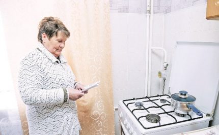 The subscriber studies the act from the gas service before signing The subscriber studies the act from the gas service before signing