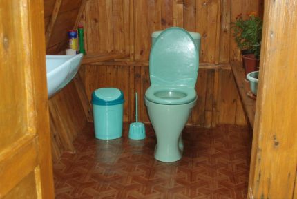 Tandas dengan kumbahan Tandas dengan kumbahan