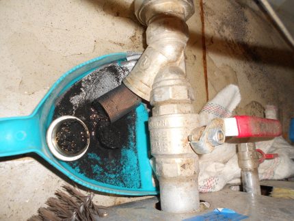 Removing dirt from the coarse filter Removing dirt from the coarse filter