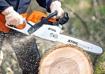 Travail à la tronçonneuse