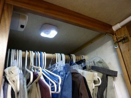 Dressing room air control device
