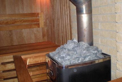 Kamenka kalan na may gas burner Maligo sa paliguan
