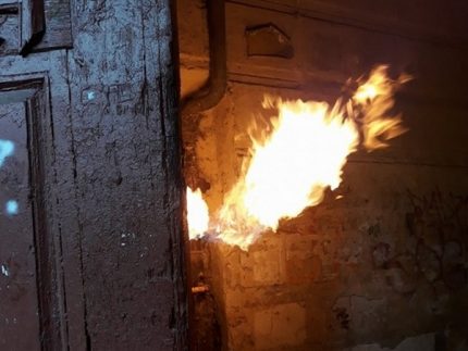 Le tuyau de gaz est allumé