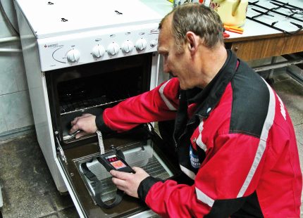 Lắp đặt và bảo trì bếp gas bởi nhân viên gas Dịch vụ lò gas