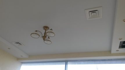 Grilles de ventilation dans un plafond tendu Place pour les grilles de ventilation