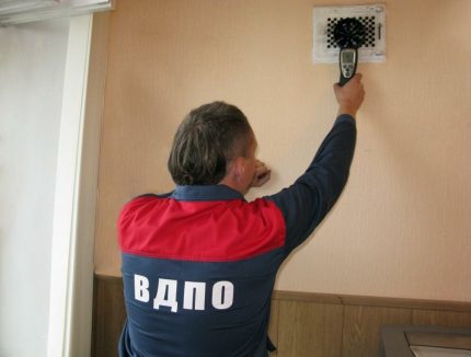 Inspection par un spécialiste de la ventilation à l'école Inspection par un spécialiste de la ventilation à l'école