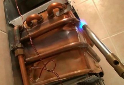 Soudage d'un échangeur de chaleur en cuivre d'une chaudière à gaz Soudage d'un échangeur de chaleur en cuivre d'une chaudière à gaz