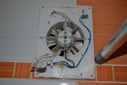 Instalowanie wentylatora wyciągowego w łazience Instalowanie wentylatora wyciągowego w łazience