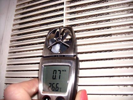 Sprawdzanie prędkości przepływu powietrza za pomocą anemometru Sprawdzanie prędkości przepływu powietrza za pomocą anemometru