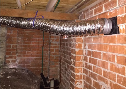 Colocando um duto de ventilação flexível em uma casa particular Colocando um duto de ventilação flexível em uma casa particular