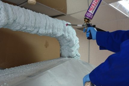 Espuma de poliuretano para tubos em uma lata de spray Espuma de poliuretano para tubos em uma lata de spray
