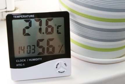 Laikrodis su higrometru, įmontuotu į dėklą Laikrodžiai su hidrometru ir termometru