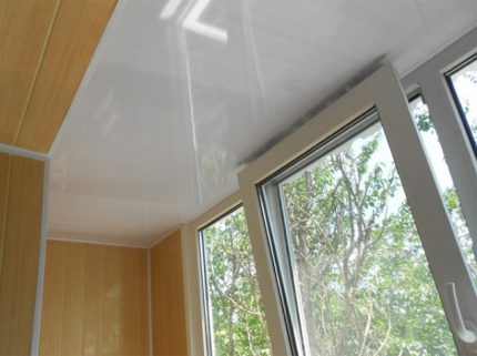 Buksan ang window para sa bentilasyon Buksan ang window para sa bentilasyon