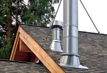 Ventilacijska cijev na tavanu Ventilacijska cijev na tavanu