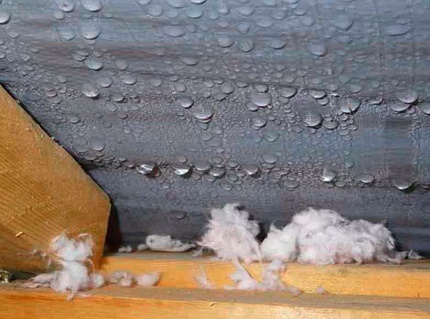 Condensation à l'intérieur du toit Condensation à l'intérieur du toit