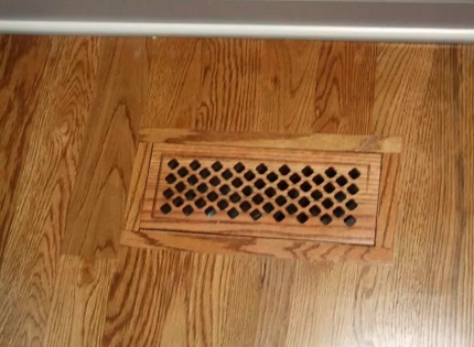 Grelha de ventilação no chão de uma casa de madeira Grelha de ventilação no chão de uma casa de madeira