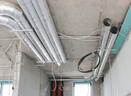 Conduits d'air sous le plafond supérieur Conduits d'air sous le plafond supérieur