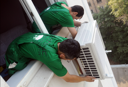 Manual removal of the air conditioner module Manual removal of the air conditioner module