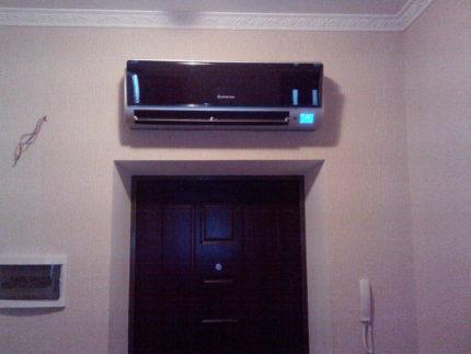 Klima uređaj je instaliran iznad ulaznih vrata. Klima uređaj je instaliran iznad ulaznih vrata.