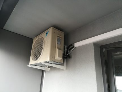 Emplacement de l'unité extérieure sur le balcon Unité extérieure sur un balcon ouvert